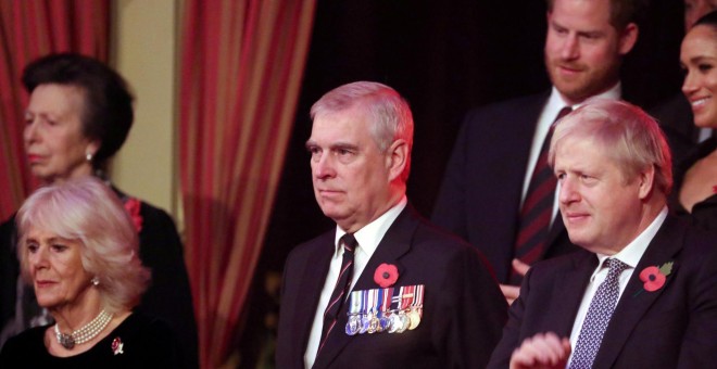 09/11/2019 - El príncipe Andrés de Inglaterra y el primer ministro, Boris Johnson, en el Festival de la Royal British Legion of Remembrance en Londres. / REUTERS (Chris Jackson)