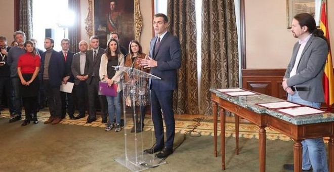 Pedro Sánchez y Pablo Iglesias en la firma del preacuerdo del Gobierno de coalición / PSOE