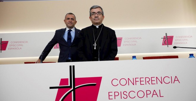 El secretario general de la Conferencia Episcopal , Luis Argüello, y el vicesecretario para asuntos económicos, Fernando Giménez Barriocanal, durante la rueda de prensa tras la reunión de la Asamblea Plenaria. EFE/David Fernández