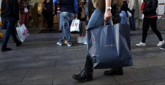 Una mujer con una bolsa de Zara, la principal enseña de Inditex, por el centro de Madrid. REUTERS/Susana Vera