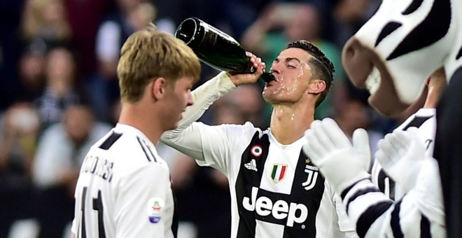 Cristiano Ronaldo celebra un título con su equipo mientras bebe alcohol. REUTERS/Archivo