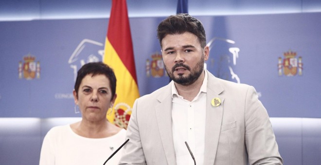 La diputada de EH Bildu, Mertxe Aizpurua, junto al portavoz de Esquerra Republicana de Catalunya (ERC), Gabriel Rufián (d. EUROPA PRESS