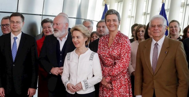 La nueva presidenta de la Comisión Europea, Ursula von der Leyen (c), el Alto Representante de la UE, el español José Borrel, y el resto de comisarios europeos, posan en la primera reunión del nuevo Ejecutivo comunitario, en Bruselas. EFE/EPA/STEPHANIE LE