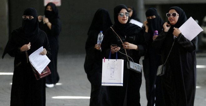 02/08/2019- Estudiantes sauditas caminan en en Riad, Arabia Saudita. REUTERS / Faisal Al Nasser