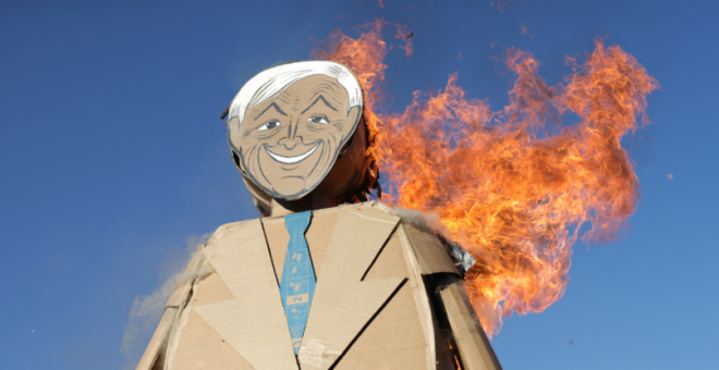 Imagen de un muñeco con la cara del presidente chileno Sebastián Piñera siendo quemado./ PABLO SANHUEZA (Reuters)
