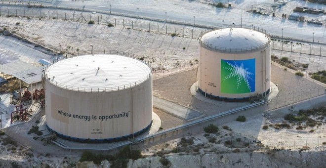 Depósitos en las instalaciones de la petrolera Saudi Aramco en  Ras Aura (Arabia Saudí). EFE / EPA