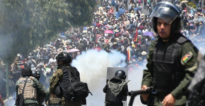 Policías reprimen manifestación en Cochabamba (Bolivia) / EFE