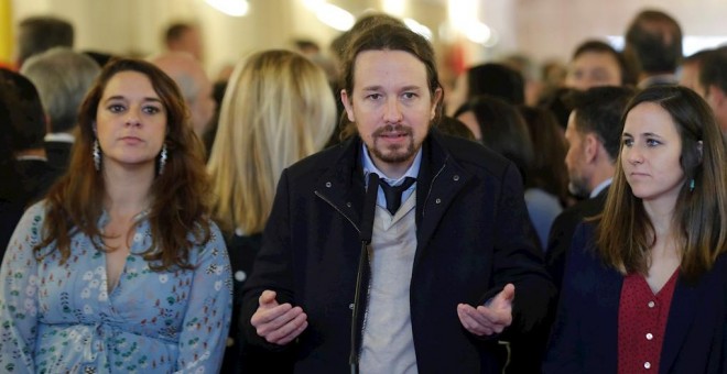 El secretario general de Podemos, Pablo Iglesias (c), junto a las diputadas Noelia Vera (i) y Ione Belarra (d), hace declaraciones a los medios a su llegada al Congreso de los Diputados para asistir a la sesión solemne de las Cortes con motivo de la celeb