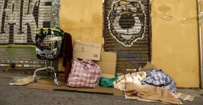 Persona durmiendo en la calle (foto archivo) / Europa Press