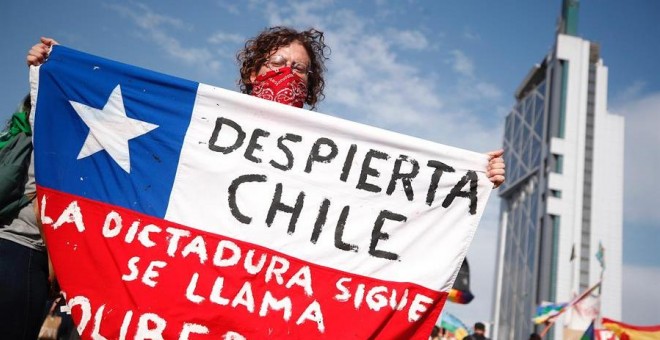 06/12/2019.- Miles de manifestantes protestan este viernes en la céntrica Plaza Italia, rebautizada popularmente como 'Plaza de la Dignidad', tras más de 50 días de movilizaciones en contra del Gobierno, en Santiago (Chile). EFE/Alberto Valdés