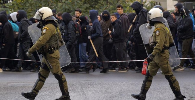 Estudiantes marchan en la manifestación en recuerdo a Alexis Grigoropoulos en Atenas. / EMMA PONS