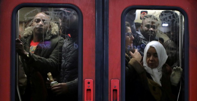 Los pasajeros llenan un tren de metro en la estación RER Gare du Nord durante una huelga de todos los sindicatos de la red de transporte de París (RATP) y los trabajadores franceses de SNCF en París como parte de un segundo día de huelga nacional y protes