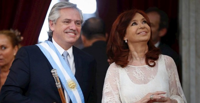 10/12/2019.- Alberto (i) y Cristina (d) Fernández asumen como presidente y vicepresidenta de Argentina respectivamente durante una ceremonia este martes, en Buenos Aires (Argentina). En la sesión de la Asamblea Legislativa -órgano parlamentario que englob