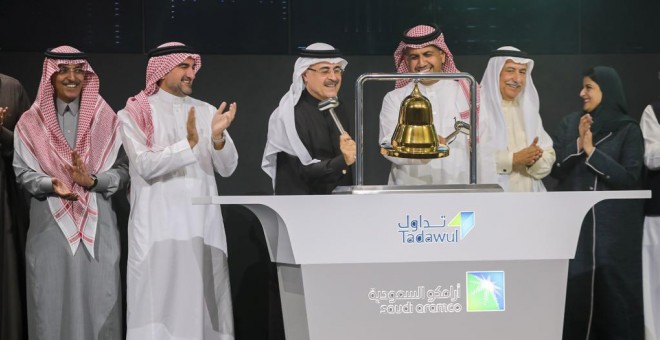 El presidente y consejero delegado de la petrolera Saudi Aramco, Amin H. Nasser, toca la campana en la ceremonia oficial del comienzo de cotizaciónm de la compañía estatal árabe en la Bolsa de Riad. REUTERS