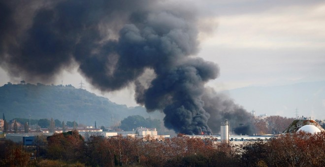 11/12/2019.- El gran incendio declarado en un polígono de Montornès (Barcelona). EFE/Alejandro Garcia