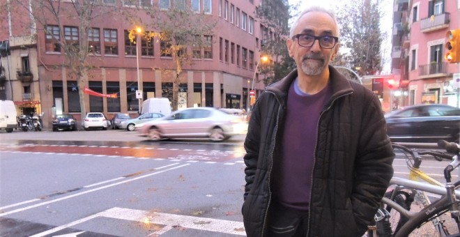 L'expert en noviolència Paco Cascón en l'entrevista amb 'Públic'. ÀLEX ROMAGUERA.