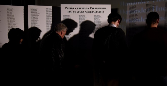 Los asistentes observan los carteles de memoriales de la Almudena y Carabanchel. / Fernando Sánchez