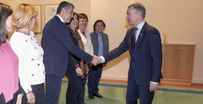 El lehendakari, Iñigo Urkullu, saluda a representantes del colegio Ángeles Custodios. IREKIA