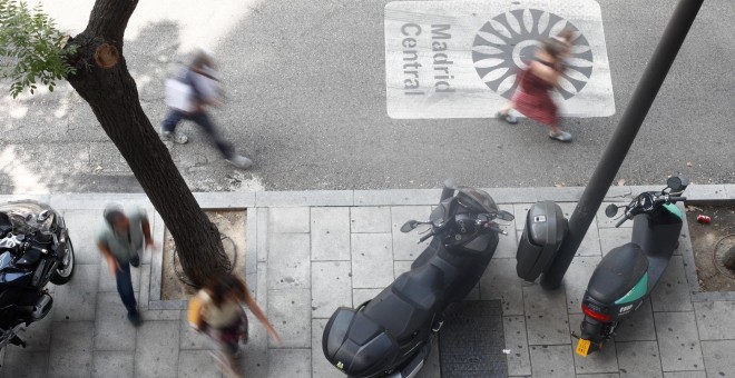 04/07/2019 - Motos aparcadas en una de las vías que componen Madrid Central. / EUROPA PRESS