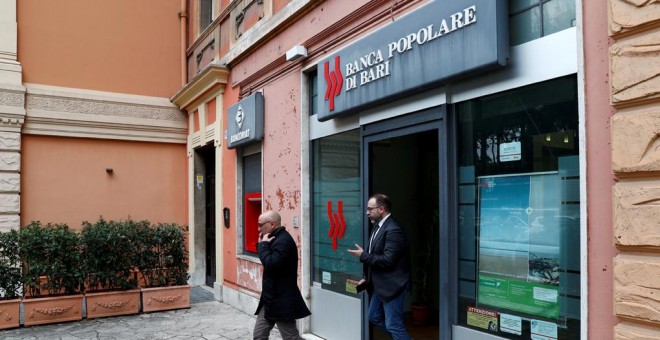 Una sucursal de Banca Popolare di Bari en Roma. REUTERS/Guglielmo Mangiapane