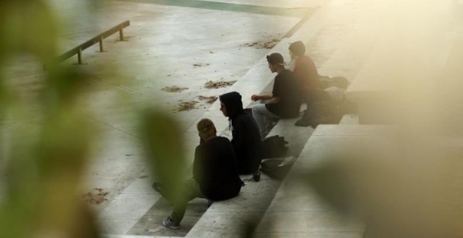 Menores migrantes junto a patinadores en el parque municipal de Isabel Clara Eugenia, en el barrio de Hortaleza.