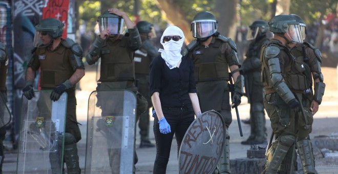 20/12/2019.- Manifestantes protestan en contra del gobierno del presidente Sebastián Piñera este viernes 20 de diciembre 2019, en la Plaza Italia en Santiago de Chile. EFE/Elvis González