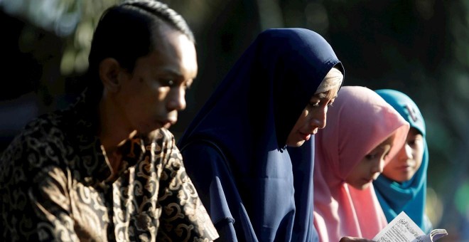 Supervivientes del tsunami rezan en Banda Aceh, Indonesia. - REUTERS