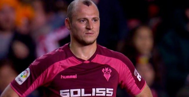 El futbolista Roman Zozulia durante el partido contra el Rayo Vallecano.