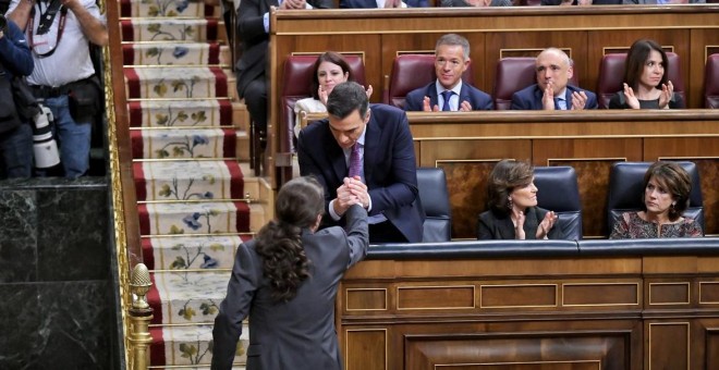 Pablo Iglesias estrecha la mano a Pedro Sánchez tras su intervención durante la investidura / Daniel Gago - Podemos