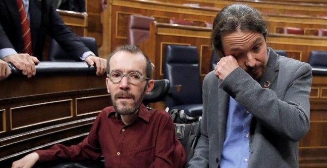 Pablo Iglesias y Pablo Echenique, emocionados en el Congreso tras la elección de Pedro Sánchez como presidente, / EFE