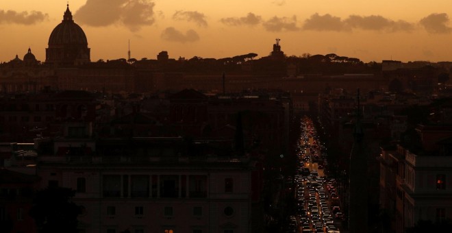 Tráfico en una carretera de Roma, Italia. REUTERS / Guglielmo Mangiapane