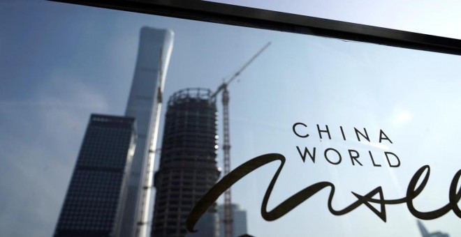 El logo de 'China World', cerca de varios edificios en construcción en la zona financiera de Pekín. REUTERS/Jason Lee