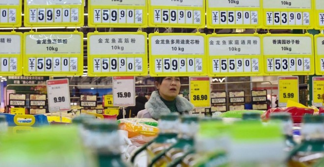 Un cliente compra en un supermercado en Handan, provincia de Hebei, China. REUTERS / Stringer