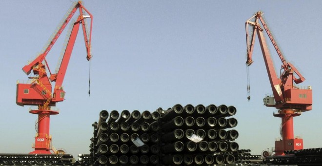 Grúas y  pilas de tubos de acero para la exportación en el puerto en Lianyungang, provincia de Jiangsu, China. REUTERS / China Daily
