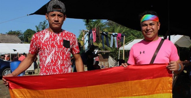 Los activista LGBT José Vázquez (i) y Mavisa (d), quienes viajan en la caravana de migrantes hondureños | EFE