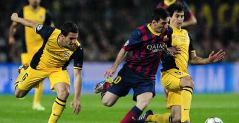 Messi trata de zafarse de Tiago y Koke en la ida de la Champions. JOSEP LAGO / AFP