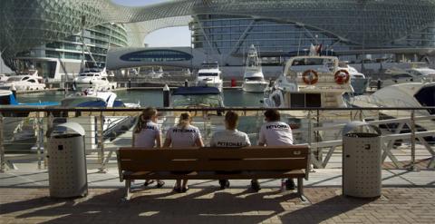 Empleados de Mercedes sentados en lor alrededores del circuito de Yas Marina, en Abu Dabi. REUTERS