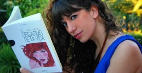 La periodista, sexóloga y escritora Silvia C. Carpallo con un ejemplar de su novela 'El orgasmo de mi vida'.