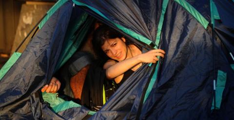 Una joven abre su tienda en la acampada de la Puerta del Sol de 2011. REPORTAJE GRÁFICO: FERNANDO SÁNCHEZ