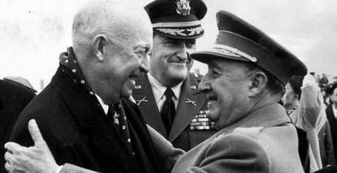 Abrazo entre Franco y Eisenhower en la base militar de Torrejón de Ardoz en 1959. JAIME PATO (Archivo/EFE)