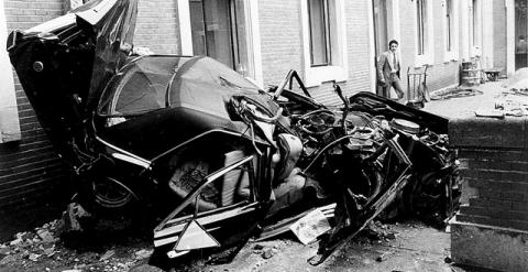 Estado del coche de Carrero Blanco tras el atentado.