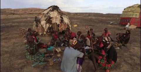 Miembros de la tribu Daasanach en Kenia se preparan para recibir al eclipse.