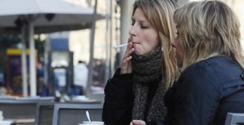 Gente fumando en la calle después de la aplicación de la ley antitabaco. Manu