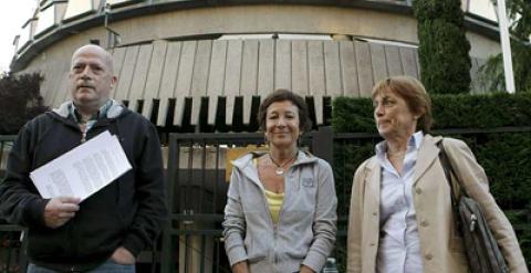 El portavoz de Iniciativa Internacionalista, Luis Ocampo, acompañado de Ángeles Maestro y Doris Benegas, a la entrada del Tribunal Constitucional. EFE