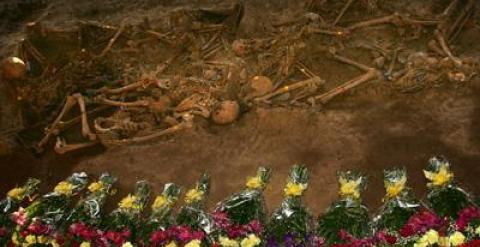 Imagen de fosas comunes en septiembre de 2007. Los familiares depositaron ramos de flores junto a los restos exhumados.