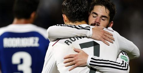 Isco celebra su gol con Cristiano Ronaldo. EFE/Chema Moya