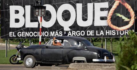 Una valla contra el embargo económico, en La Habana. / REUTERS