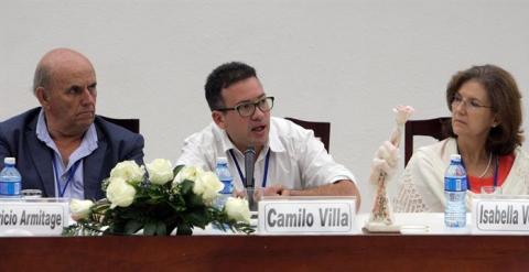 amilo Villa (c), Isabella Bernaza (d) y Mauricio Armitage (i), representantes del último grupo de víctimas del conflicto en Colombia, durante una conferencia de prensa