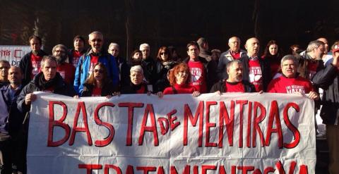 Integrantes de la Plataforma de Afectados por la Hepatitis C minutos antes de ocupar el Doce de Octubre