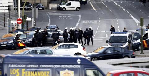 Vista de la calle Génova de Madrid, donde un empresario ha estrellado contra el edificio de la sede del PP un coche cargado con dos bombonas de gas. /EFE